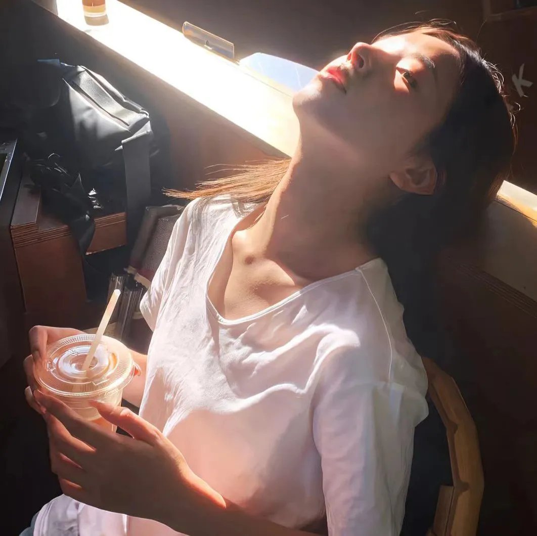独自夜归的女孩
